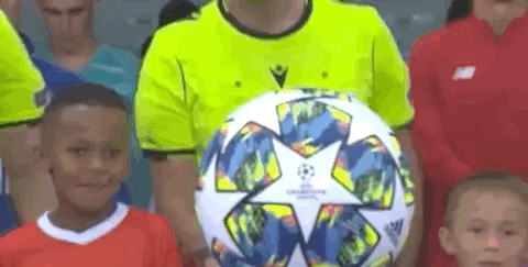 维拉社媒调侃曼联蓄发哥：10连胜！都够那哥们剪两次头发了（维拉社媒揶揄曼联“蓄发哥”：10连胜的功夫，他都能剪两次头了）