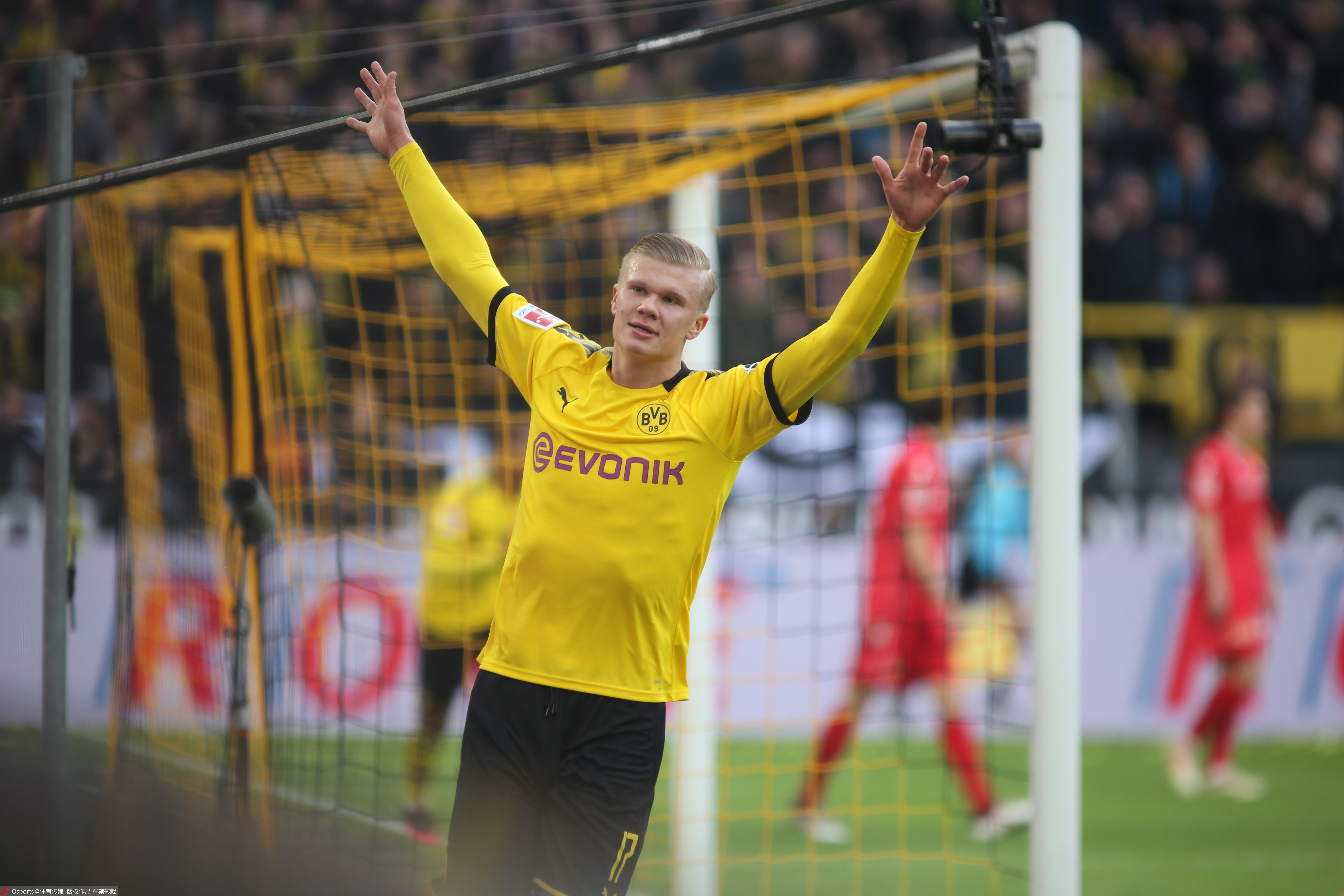 法尔克：拜仁不着急推进诺伊尔续约，打算在他40岁生日前后谈（法尔克：拜仁暂不急于与诺伊尔续约，预计将于其40岁生日前后商谈）