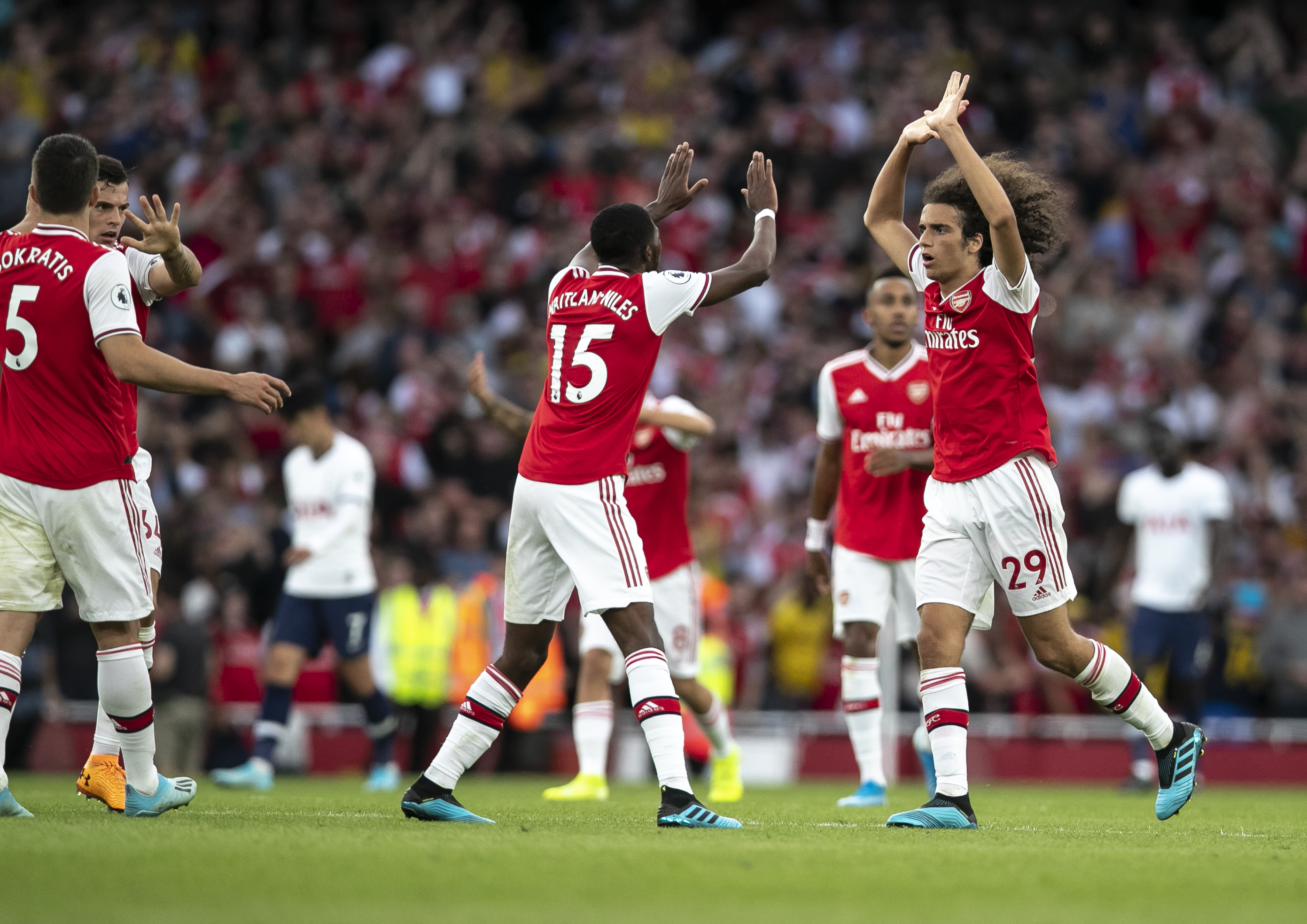 黄蜂官方：卡尔克布伦纳&康诺顿因伤本场不会回归（黄蜂通报：卡尔克布伦纳、康诺顿伤退，本场比赛不再出场）