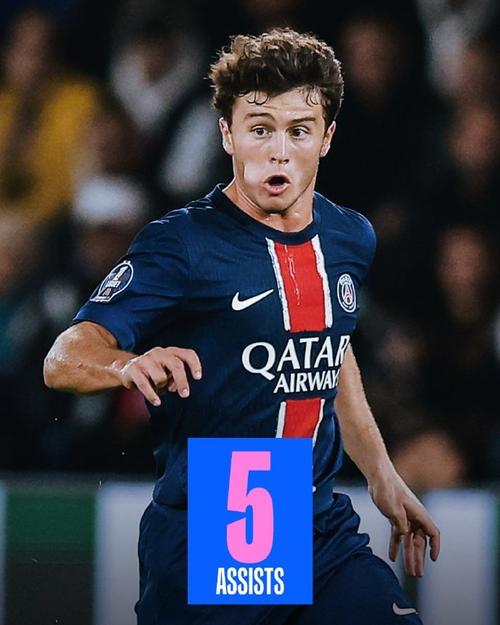 足球国足训练课发生小插曲，球员被逗笑（国足训练课现小趣事，队员忍俊不禁）