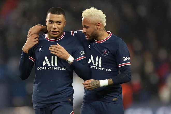 半场：尤文1-0紫百合，科斯蒂奇世界波，DV9造点被取消+失单刀（半场：尤文1-0领先紫百合，科斯蒂奇远射建功，DV9点球被取消且单刀不进）