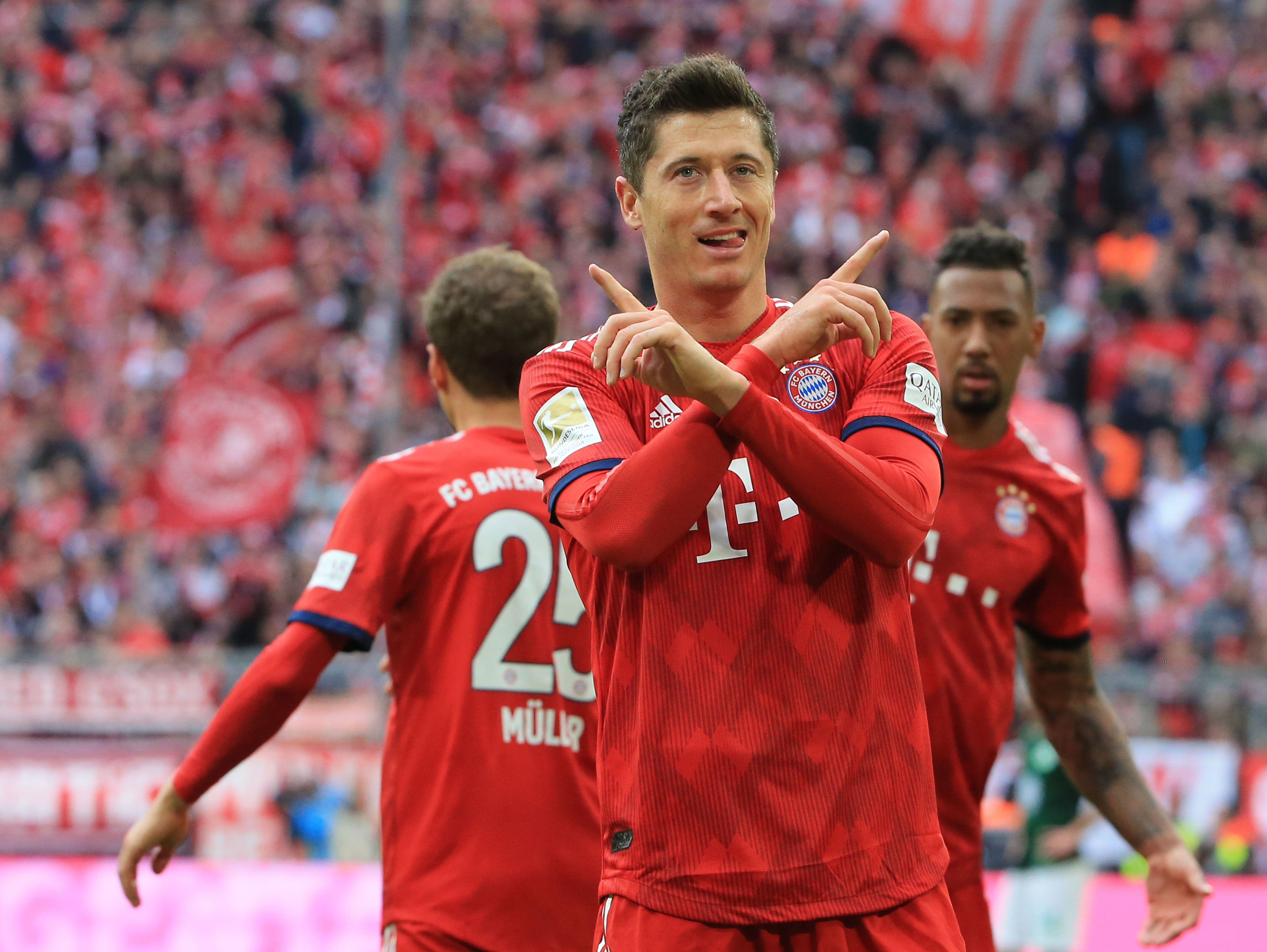 欧冠半场：克瑙夫打破僵局，法兰克福1-0巴塞罗那（欧冠半场战报：克瑙夫先拔头筹，法兰克福暂1-0领先巴塞罗那）