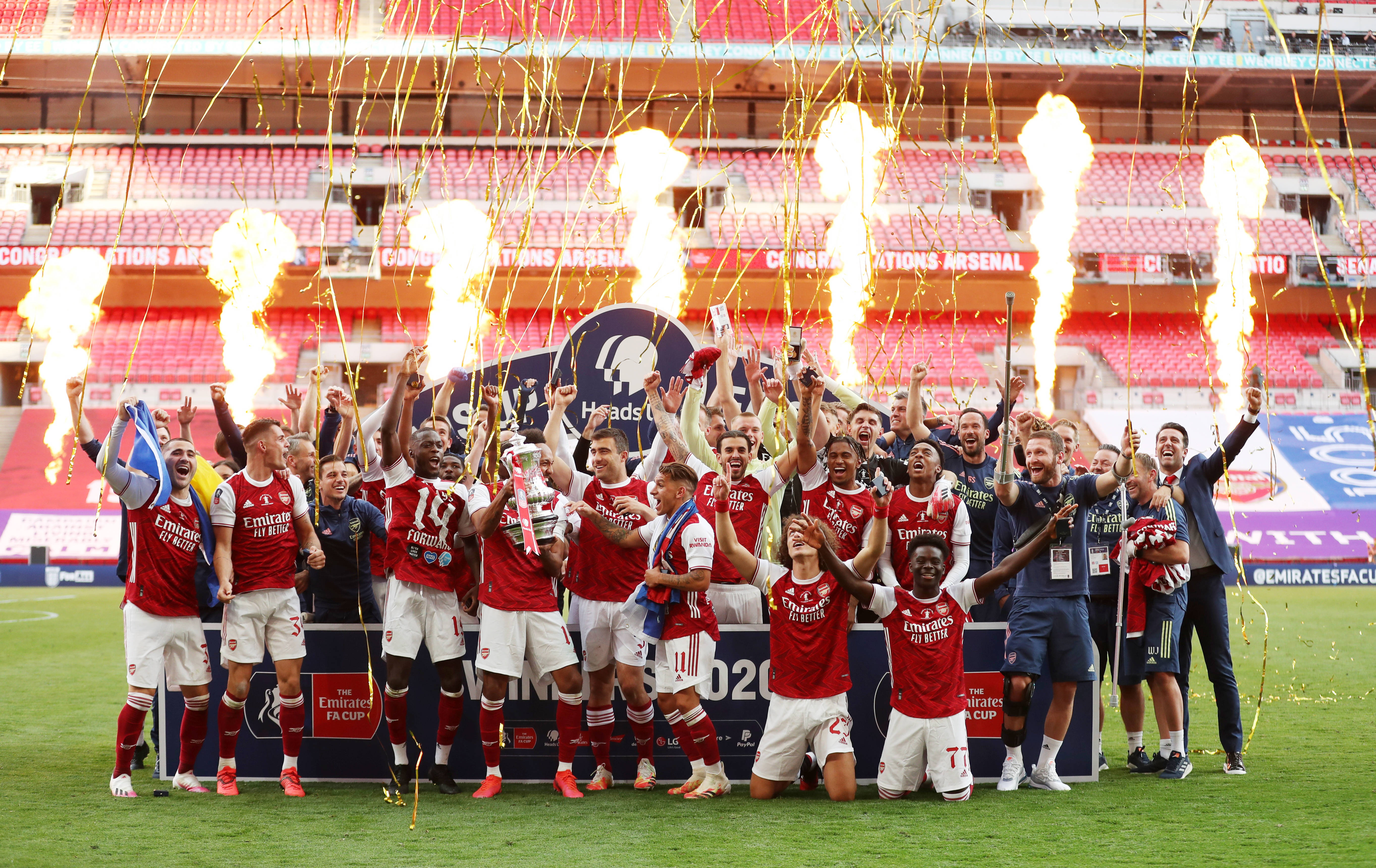 泰州队“苏超”冠军奖杯开启全市巡展，第一站在海陵老街（泰州队“苏超”冠军奖杯全市巡展启幕，首站海陵老街）