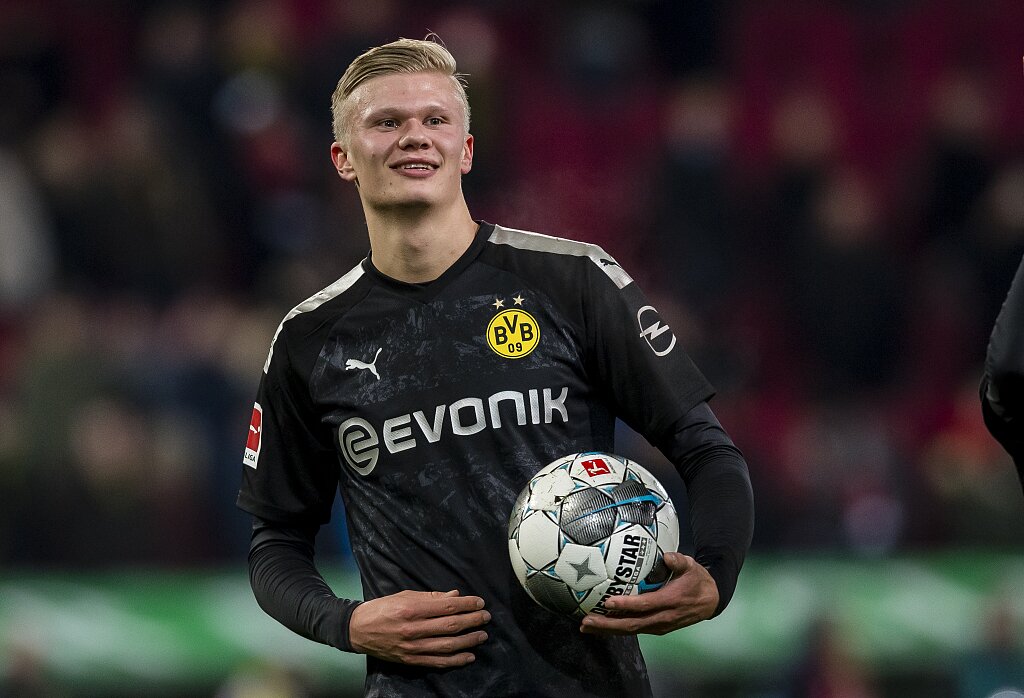 齐达内晒和樊振东打球照片，足球界与乒乓球界梦幻联动，网友：好帅！（齐达内晒与樊振东打球合照：足坛携手国乒上演梦幻联动，网友直呼太帅）