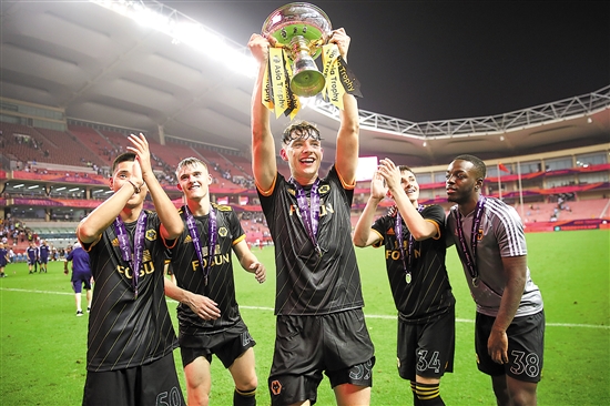 本赛季东契奇缺席时里夫斯场均40分10助攻，今日三节36+9（东契奇缺阵的本季里，里夫斯场均40分10助；今日仅三节已拿36分9助）