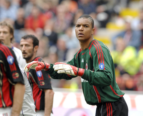 皇马新草坪首秀！伯纳乌迎战塞尔塔，顶级草皮能否助力球队延续辉煌？（伯纳乌全新草皮首演：皇马迎战塞尔塔，绿茵升级能否助球队续写辉煌？）