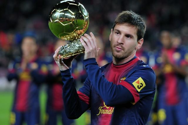 难以招架！194马奎尔扣晕177的毕尔巴鄂中场，精准送传中（高人一等！身高194的马奎尔晃倒177的毕尔巴鄂中场，送出精准传中）