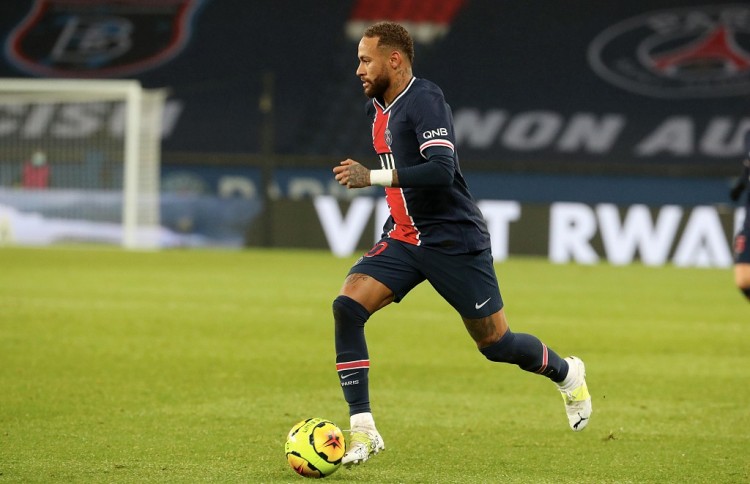 太阳报：麦克托米奈领意甲最佳球员奖，被女友透视着装抢风头（太阳报：麦克托米奈加冕意甲最佳，女友透视造型抢尽风头）