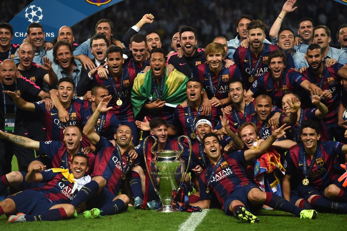 韩国女星穿曼联曼城球衣聚餐。左边是韩国国门金承奎...（韩国女星穿曼联与曼城球衣同桌聚餐，左侧为韩国国门金承奎）