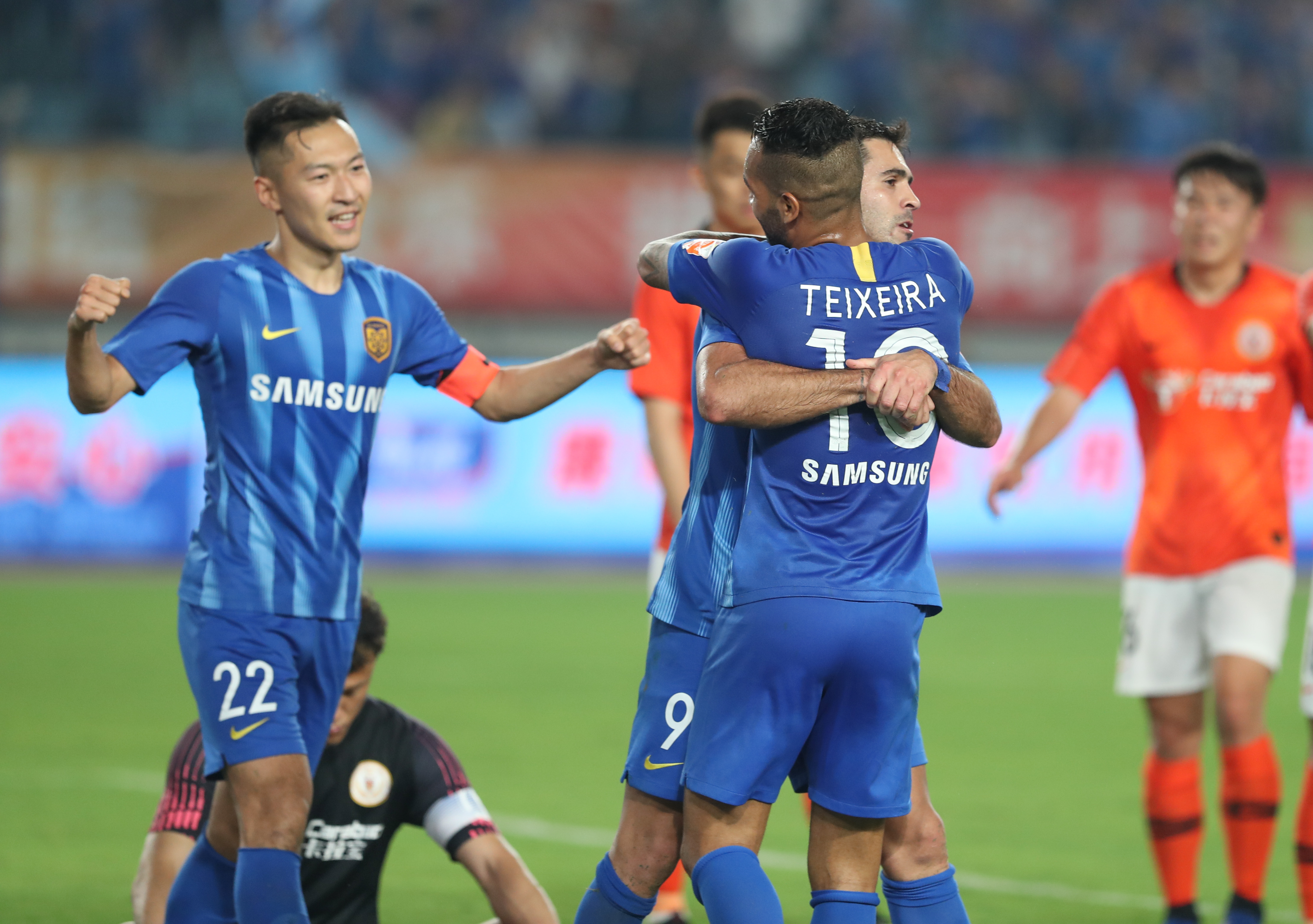 图片报：诺伊尔调整了训练流程，乌尔比希也激励着他继续（图片报：诺伊尔优化训练安排，乌尔比希也在激励他坚持前行）