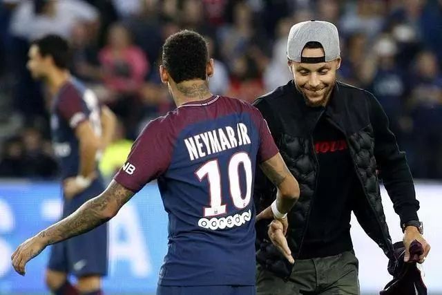 巴萨临时更换发布会人选，德容让位马丁内斯（巴萨临时调整发布会安排，马丁内斯取代德容出席）